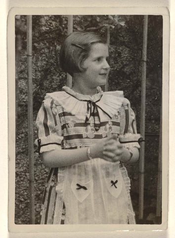 Isabel Wachenheimer in gestreepte jurk voor een hek op Evi's verjaardag, mei-juni 1937, anonymous, 1937 Canvas Print