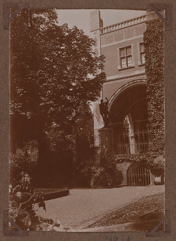 Nachtwachtuitbouw gezien vanuit de tuin in 1927, 1927 Canvas Print