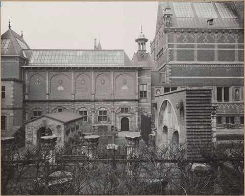 East façade of the Fragmentengebouw with building fragments in the garden, 1909 - 1913 Canvas Print