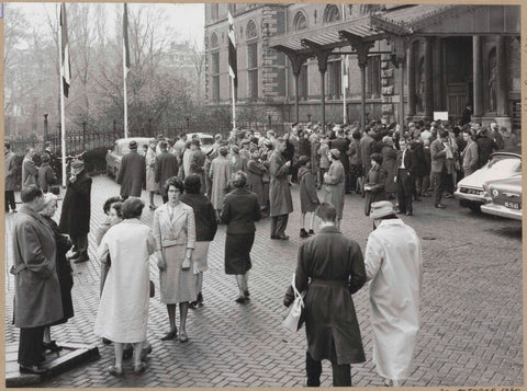 Waiting at the entrance of the museum for the exhibition 5000 years of art from Egypt on October 30, 1960, c. 1960 Canvas Print