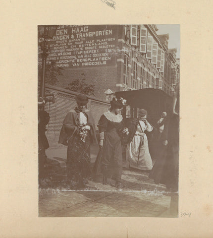 Group on the street, Hendrik Herman van den Berg, in or after 1890 - in or before 1894 Canvas Print