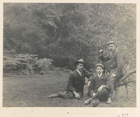 Three friends of Dolph Kessler on a lawn, Geldolph Adriaan Kessler, c. 1903 - c. 1904 Canvas Print