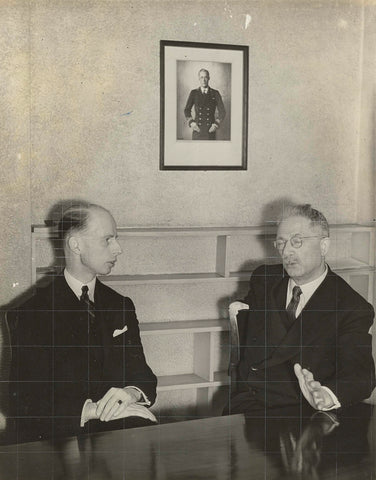 Minister van Kleffens in gesprek met minister Van den Tempel, Pictorial Press, 1940 - 1945 Canvas Print