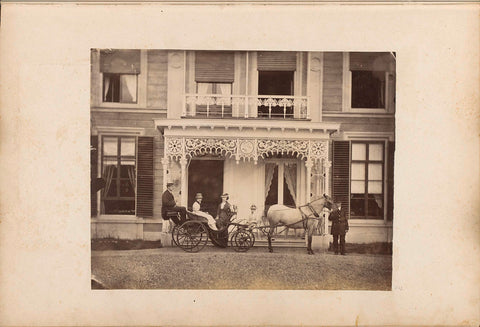 Four people at a carriage in front of country house De Lathmer in Wilp, anonymous, c. 1875 - 1880 Canvas Print