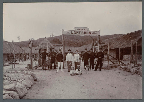 Officers with women in bivouac Lampahan, anonymous, 1903 - 1913 Canvas Print