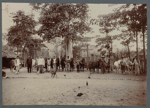 Villagers of Krueng Seumpo with horses and cattle, anonymous, 1903 - 1913 Canvas Print