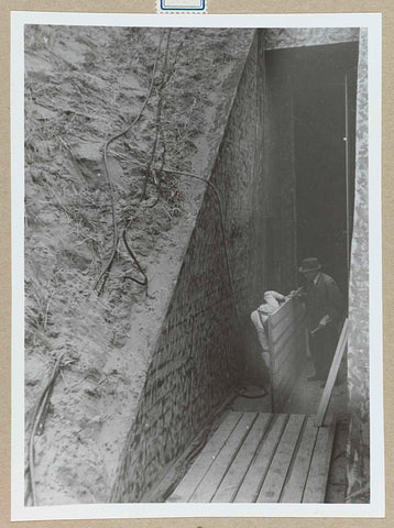 Work at the entrance to air raid shelter A in Heemskerk, 1939 - 1941 Canvas Print