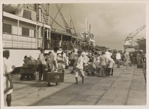 Loading and unloading work on the quay of Tandjong Priok, anonymous, 1932 Canvas Print