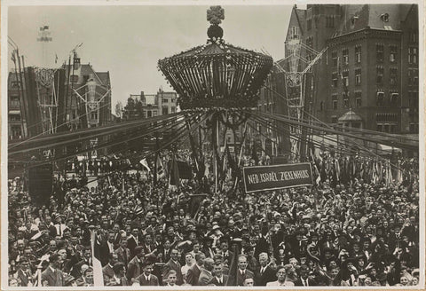 Versieringen op de Dam te Amsterdam bij de aubade van de Oranjeverenigingen op 12 juni 1937, anonymous, 1937 Canvas Print