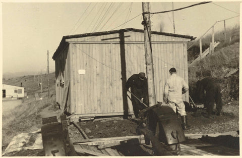 Three Wehrmacht soldiers at a wooden barracks, anonymous, 1940 - 1945 Canvas Print