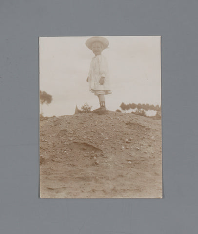 Portrait of a child on a mountain of sand, Johannes Diderik van der Waals (1873-1971) (attributed to), 1900 - 1920 Canvas Print