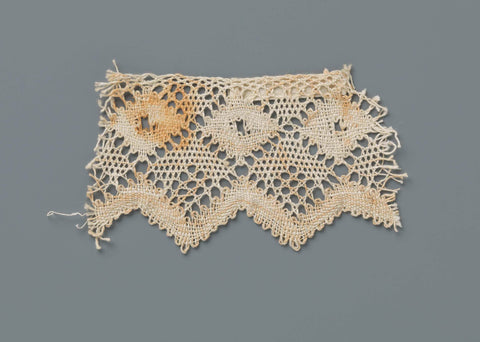 Strip bobbin lace with a row of windows and a wavy scallop edge, anonymous, c. 1915 Canvas Print