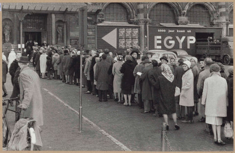 Waiting in line at the entrance of the museum for the exhibition 5000 years of art from Egypt in January 1961, c. 1960 Canvas Print