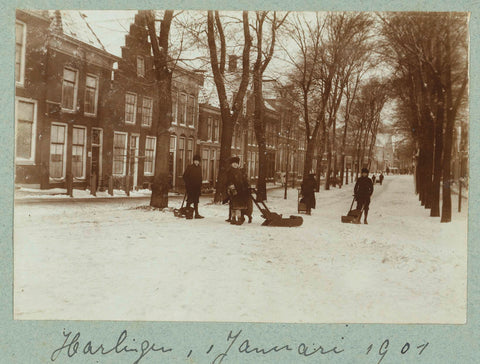 Winters cityscape with people with sleds, Frits Freerks Fountain Fz. (attributed to), 1901 Canvas Print