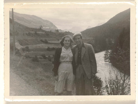 Isabel Wachenheimer with Leo Blumensohn outside in a mountainous environment, 1945-1949, anonymous, 1945 - 1949 Canvas Print