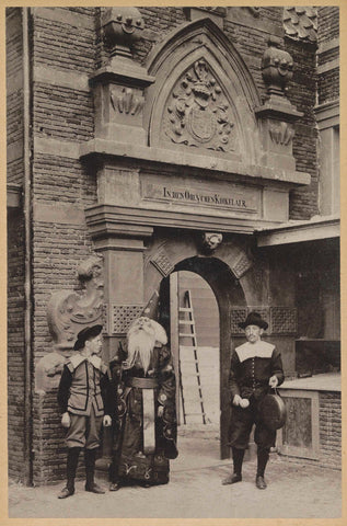 Men in historical costumes in front of a gate with the inscription 'In den Oolychen Kookelaer' during the World Exhibition for the Hotel and Travel Industry on the Museumplein in 1895, Guy de Coral & Co., 1895 Canvas Print