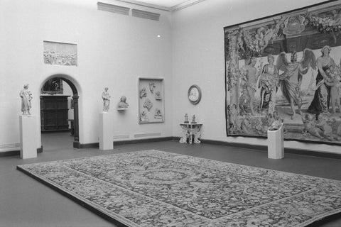 Zaal met beelden, vitrine, vloer- en wandtapijt, 1952 Canvas Print