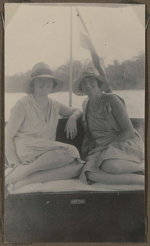 Couple Jetten with guests on a riverboat, anonymous, 1925 - 1927 Canvas Print