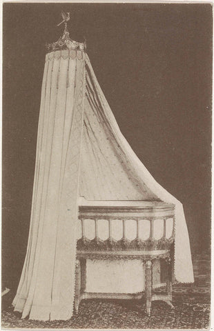 Cradle donated to Wilhelmina, queen of the Netherlands, by the Amsterdam women on the occasion of the birth of Juliana, queen of the Netherlands, on 30 April 1909, anonymous, Gebroeders van Straaten, 1909 Canvas Print