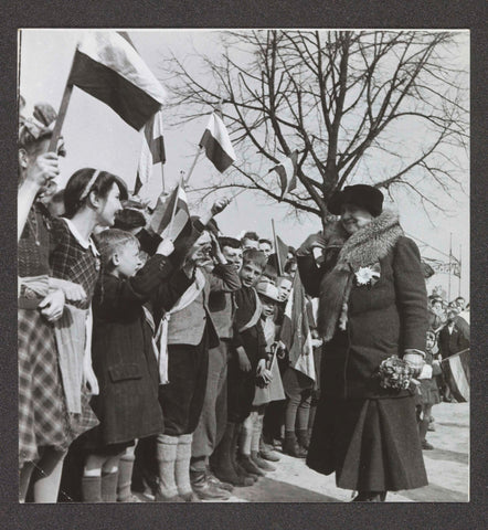 Queen Wilhelmina walks along a hedge of children, anonymous, 1942 Canvas Print