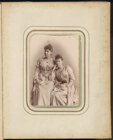 Portrait of two women in dresses, Koene & Co., 1885 - 1924 Canvas Print