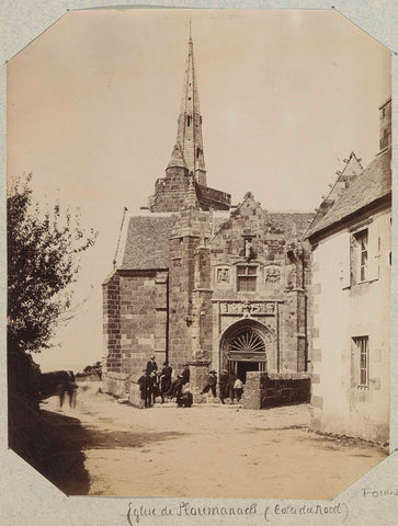 Groep mannen poserend voor de Kapel van de Notre-Dame-de-la-Clarté in Perros Ploumanach, anonymous, c. 1880 - c. 1900 Canvas Print