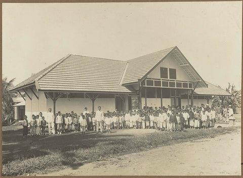 School building with children, anonymous, 1914 - 1919 Canvas Print