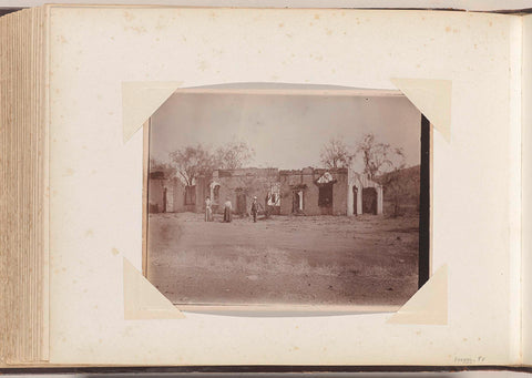 Women and men posing in front of destroyed house in South Africa, anonymous, 1899 - 1902 Canvas Print