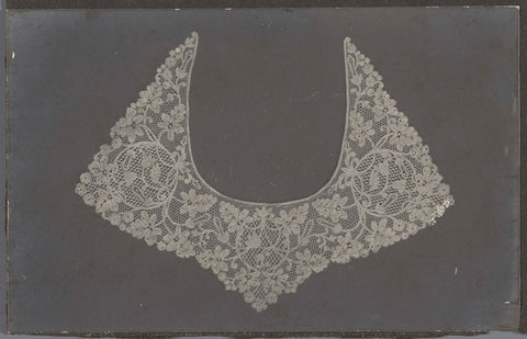 Photo of a u-shaped collar of lace with three points with tendrils in circular shape, anonymous, c. 1900 - c. 1924 Canvas Print