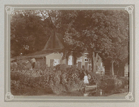 Huis met een schuur tussen de bomen, op de voorgrond twee kinderen bij een sloot, Folkert Idzes de Jong, c. 1905 - c. 1907 Canvas Print