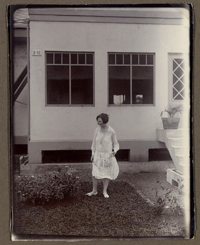 Edith Jetten in front of the house in Moengo, anonymous, 1925 - 1927 Canvas Print