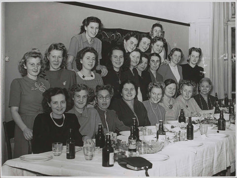 Group portrait of participants in a course of the Colonial School for Girls and Women in The Hague, anonymous, c. 1930 - c. 1949 Canvas Print