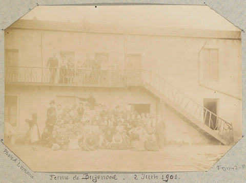 Group portrait of a company at the Ferme de Buzenval in France, anonymous, 1901 Canvas Print