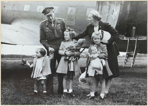 Return of Juliana, Queen of the Netherlands, Bernhard van Lippe-Biesterfeld, Beatrix, Queen of the Netherlands, Irene, Princess of the Netherlands, and Margriet, Princess of the Netherlands, in the Netherlands on 2 August 1945, anonymous, 1945 Canvas Print