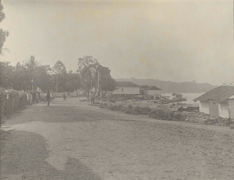 Road through a waterfront village, anonymous, 1903 - 1907 Canvas Print