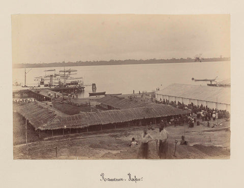 Port with thatched buildings, jetty, ships and public in Cameroon, anonymous, 1899 Canvas Print