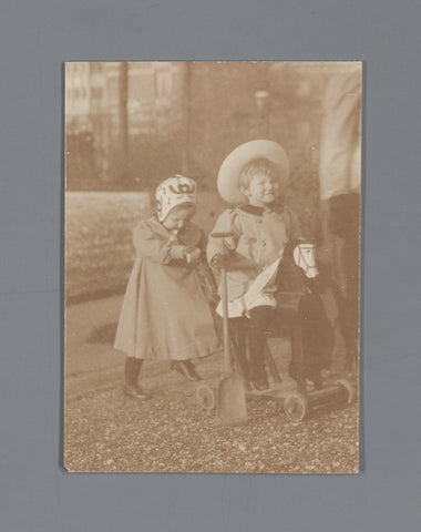 Jennigje Hendrika Jacoba Jonker with two children who play outside, Johannes Diderik van der Waals (1873-1971) (attributed to), 1906 - 1907 Canvas Print