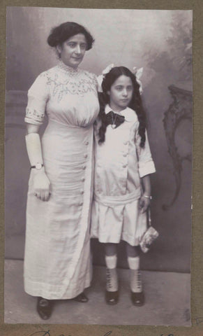 Portrait of a woman and a young girl, anonymous, 1913 Canvas Print