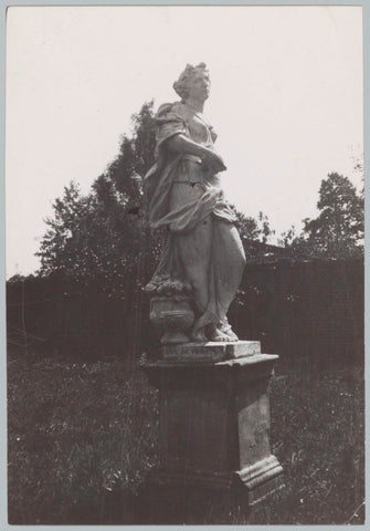 Garden statue of a woman in the garden of the Fürst family in Laren in 1938, 1938 Canvas Print