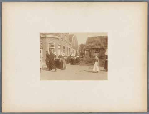 Kerkgangers te Volendam, anonymous, c. 1907 - c. 1910 Canvas Print