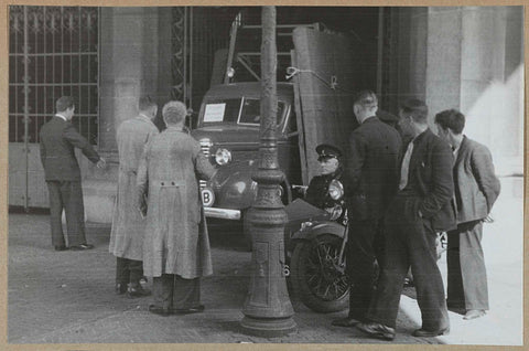 Evacuation of paintings in 1939, 1939 Canvas Print