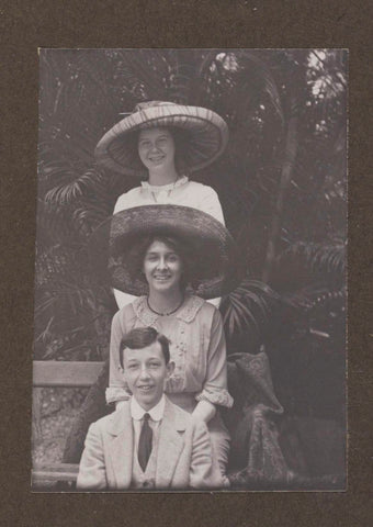 Maria Gonggrijp with a boy and a young woman, anonymous, 1910 - 1914 Canvas Print