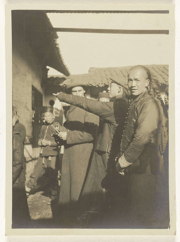 Chinese people and a travelling companion in Shanghai, Geldolph Adriaan Kessler, after 1908 Canvas Print