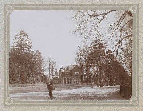 Country house on an avenue, in the foreground a man with a bucket, Folkert Idzes de Jong, c. 1905 - c. 1907 Canvas Print