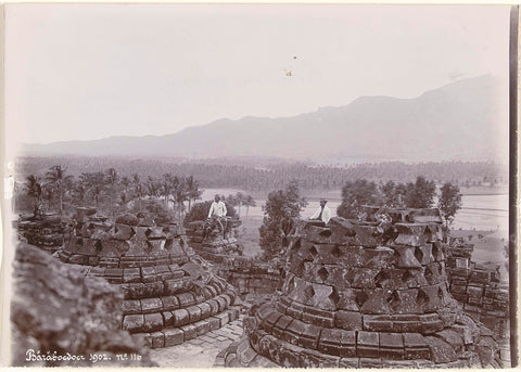 Four persons on the Borobudur, anonymous, 1902 - 1904 Canvas Print