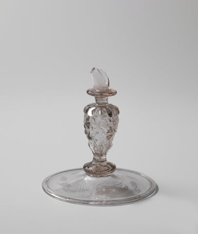 Foot, trunk and part of the chalice of a flute glass (with the English coat of arms and a muzzled bear), anonymous, c. 1600 - c. 1700 Canvas Print