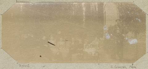 Group portrait of a French family in a garden in Rueil, E. Samson, c. 1890 - c. 1900 Canvas Print