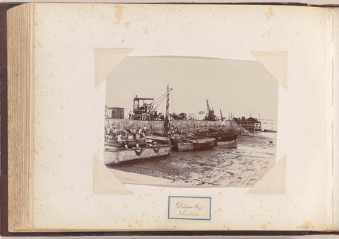 Dock workers on dried up ships in the harbor of Delagoa Bay in Mozambique, anonymous, c. 1900 - c. 1920 Canvas Print