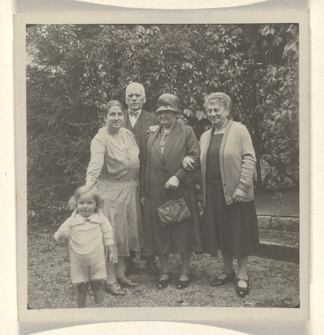 Isabel Wachenheimer, Else Wachenheimer, Meir Wachenheimer, Mathilde Wachenheimer-Wertheimer, Josefine Levi-Moos in garden of the Wachenheimer family in Stuttgart, between 6 and 13 September 1930, anonymous, 1930 Canvas Print