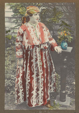 Portrait of a European woman in koto, standing next to a pietdestal in Paramaribo, anonymous, 1909 Canvas Print